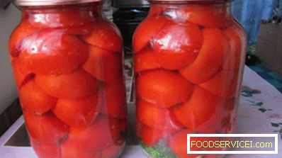 Konserverade tomater med skivor